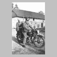 115-0004 Fritz Gritto mit Freundin Lisbeth auf dem Krad vor dem Stallgebaeude 1937.jpg